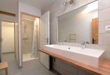 Une salle de bain moderne et très bien équipée